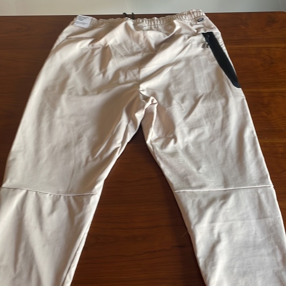 Mens Nike Sportswear Tech Unlined Commuter Pants DH4224-126 Beige NWT - Picture 3 of 4